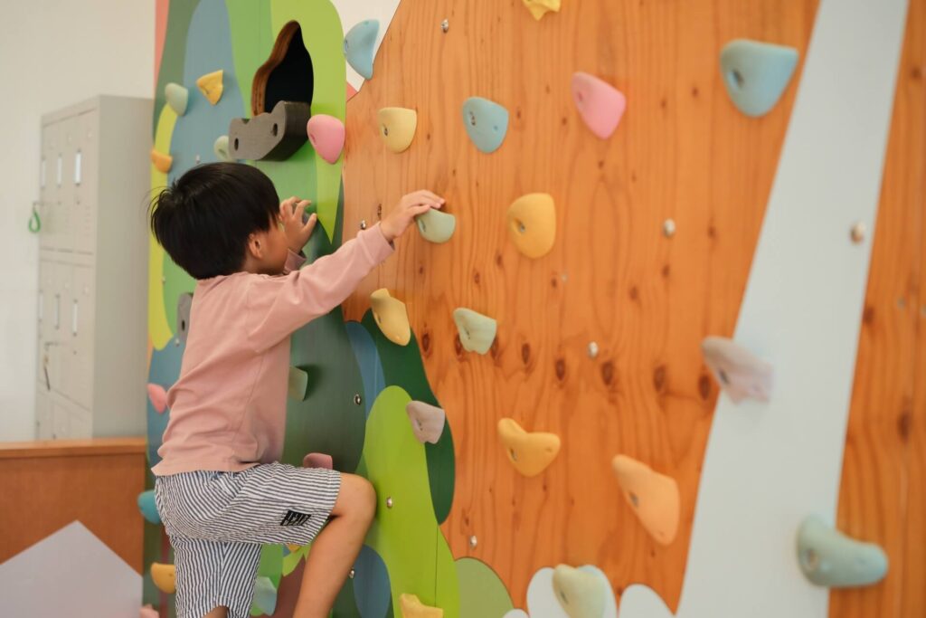 冬の季節に室内遊び場で遊ぶ子供