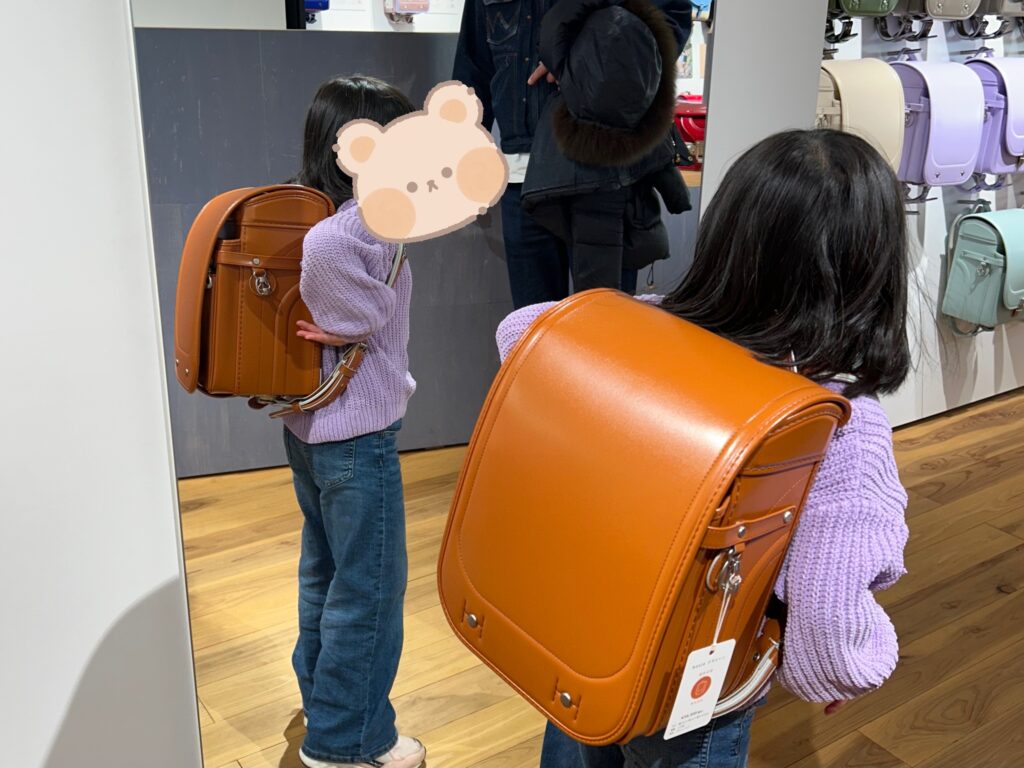 ランドセルを背負う子供